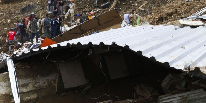 Destroços de Petrópolis serão levados para margem da BR-040