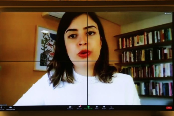 Projeto isenta da taxa do passaporte estudante carente aceito no exterior