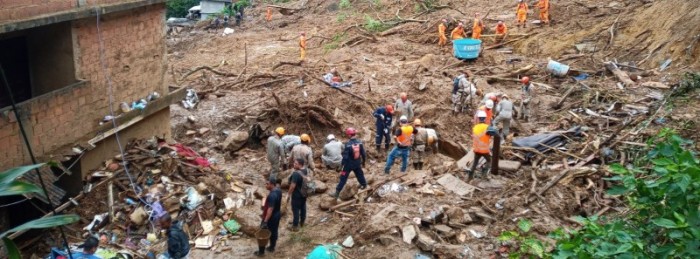 Bombeiros de Minas e cães da corporação ajudam a localizar três vítimas em Petrópolis