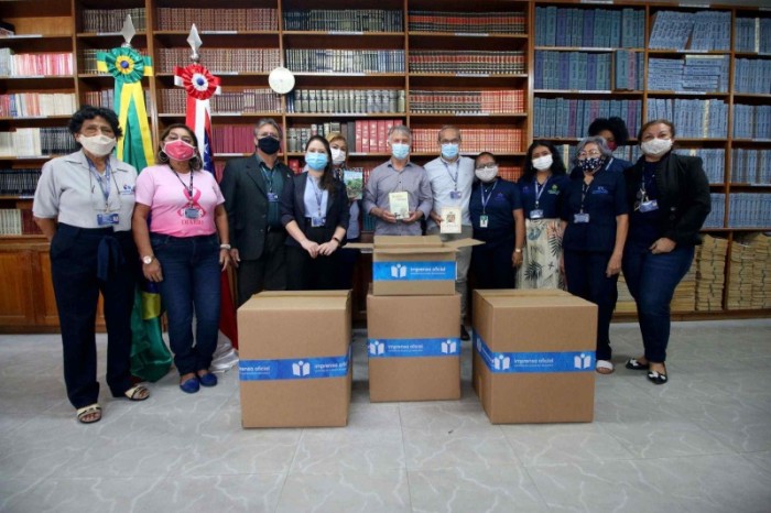 Imprensa Oficial faz doação de livros para iniciativa literária da Prefeitura de Manaus