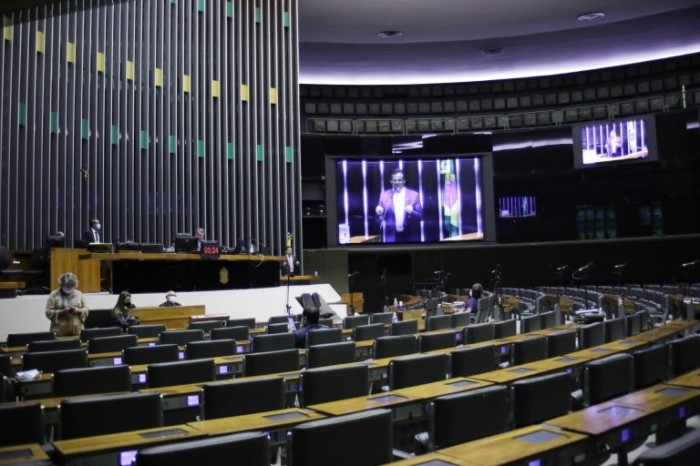 Aprovado projeto que autoriza SUS a aplicar remédios com indicação diferente da aprovada pela Anvisa; acompanhe