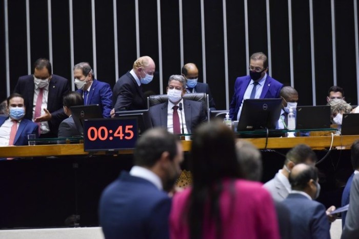 Lira diz que legalização de jogos é tema polêmico que o Plenário terá de enfrentar; acompanhe