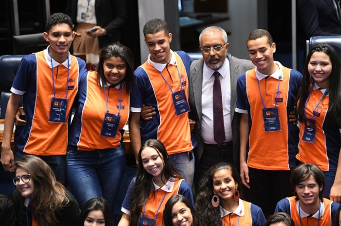 Senadores comemoram volta do programa Jovem Senador