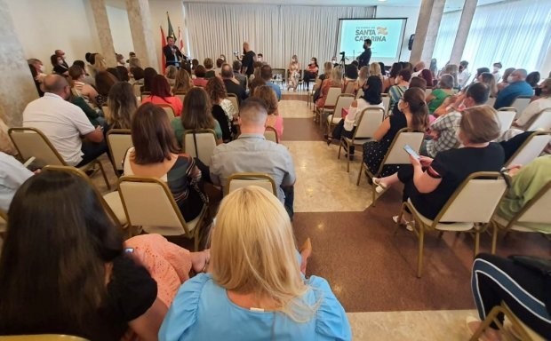 Educação realiza lançamento do Currículo Base do Ensino Médio do Território Catarinense 