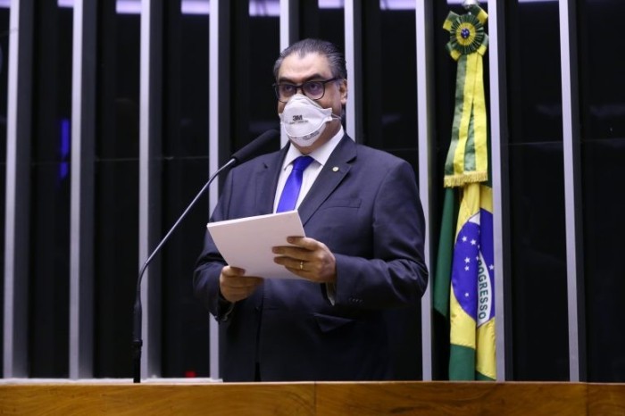 Projeto permite deduzir tributos de salário de gestante afastada do trabalho durante pandemia