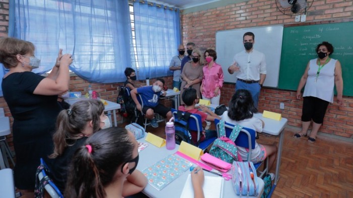 Governador visita escola beneficiada por investimento em novos mobiliários