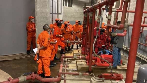 Bombeiros participam de treinamento para prevenção de incêndios na Arena Castelão