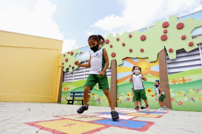 Governo do Ceará entrega Centro de Educação Infantil e autoriza série de melhorias para Senador Pompeu