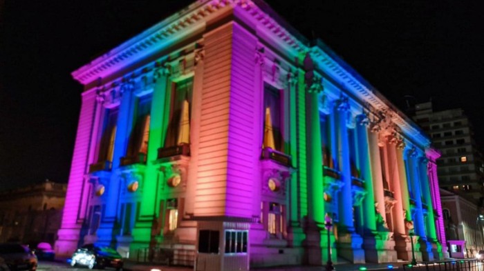 Prédios públicos iluminados para lembrar o Dia Mundial das Doenças Raras