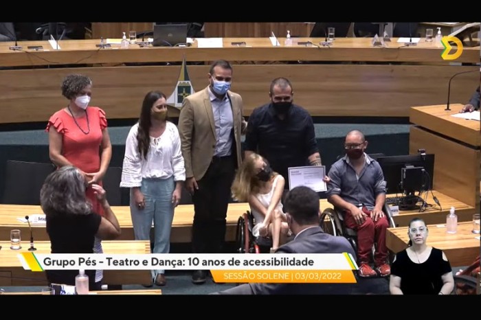 “Grupo Pés” celebra 10 anos de dança e teatro inclusivos em sessão solene na CLDF