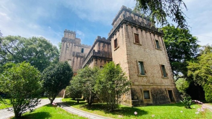 Em visita ao Castelo de Pedras Altas, secretária destaca importância da preservação do patrimônio histórico