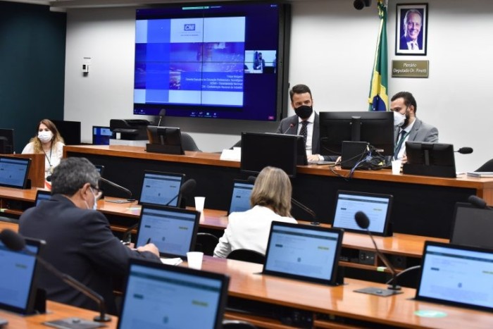 Debatedores defendem valorização do ensino técnico para inclusão de jovens no mercado