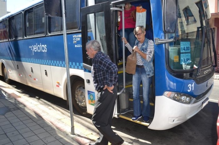 Projeto prevê recursos federais para garantir transporte público gratuito a idosos