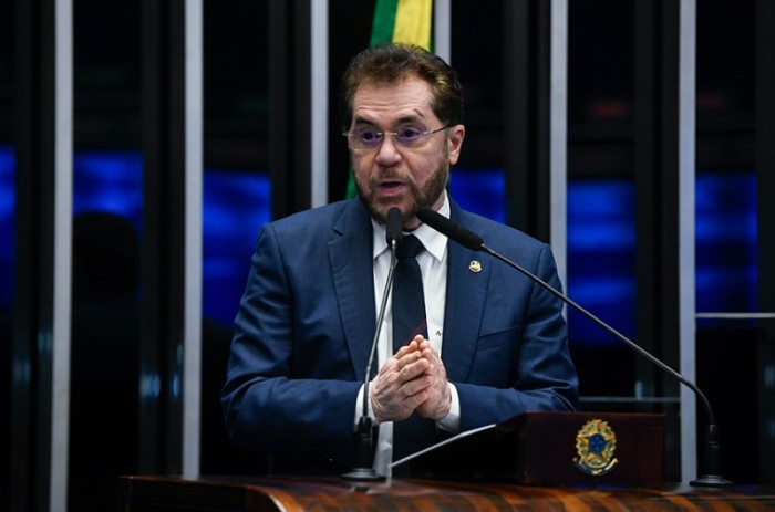 Plínio Valério destaca importância do combate à violência contra a mulher no currículo escolar