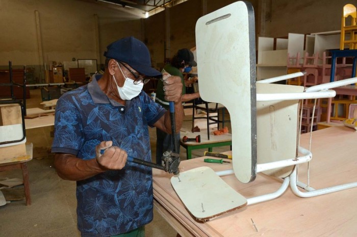 Marcenaria da Smed produz e reforma móveis para as escolas municipais
