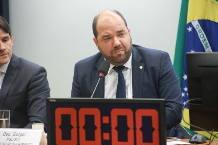 Projeto garante salário para policiais e bombeiros militares demitidos da corporação