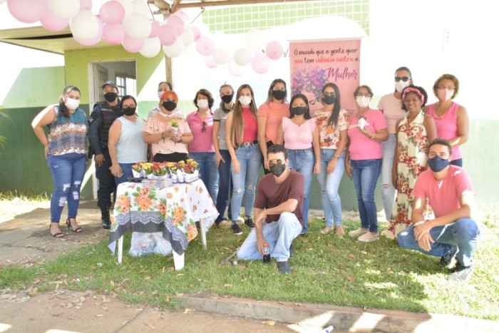 Em alusão ao 8 de março, Coordenadoria da Mulher realiza panfletagem e entrega de flores no centro de Bataguassu