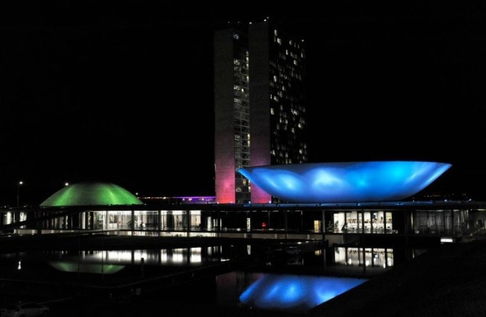 Congresso ganha iluminação especial no Dia Mundial do Rim