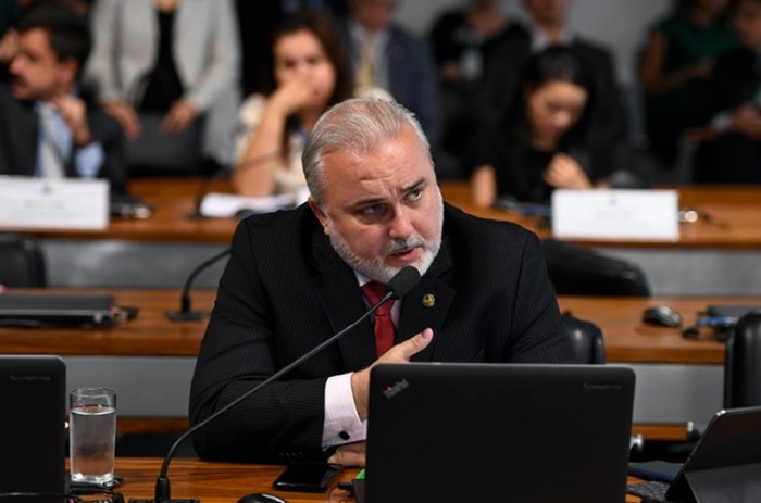Combustíveis: projetos devem ser votados hoje, diz relator, após reunião com Guedes e Pacheco