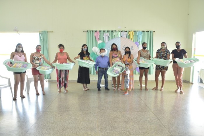 Akira entrega kits bebês para gestantes em Bataguassu e no Distrito de Nova Porto XV