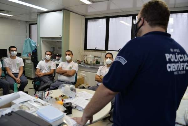 Alunos do Curso de Formação de perito criminal recebem aulas práticas no laboratório de Química da Pefoce