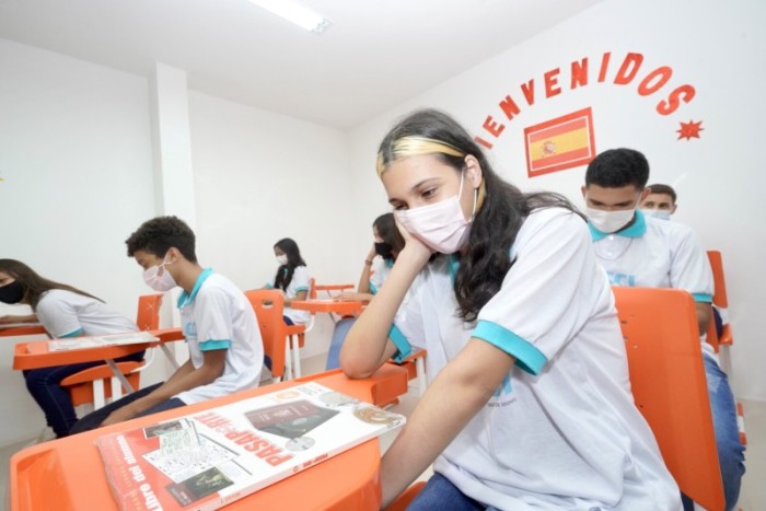 Em Russas, Governo inaugura 16º Centro Cearense de Idiomas e autoriza Centro de Educação Infantil