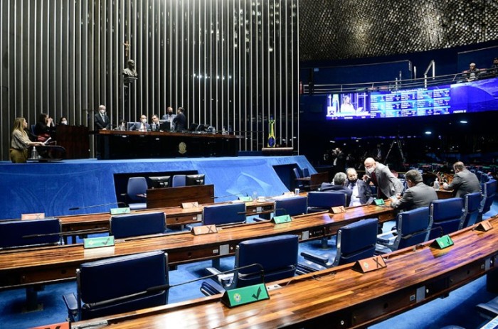 Regulamentação da profissão de podólogo volta à Câmara