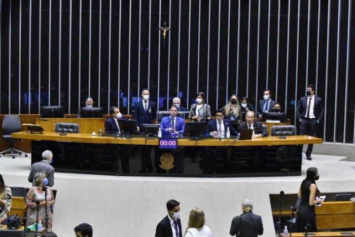 Congresso derruba veto à distribuição gratuita de absorventes; acompanhe