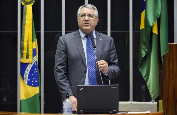 Projeto amplia direitos sindicais de artistas e técnicos em espetáculos
