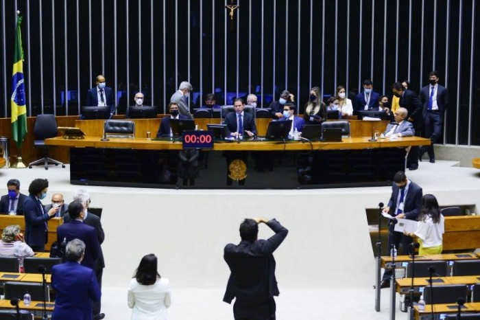 Congresso analisa veto à distribuição gratuita de absorventes; acompanhe