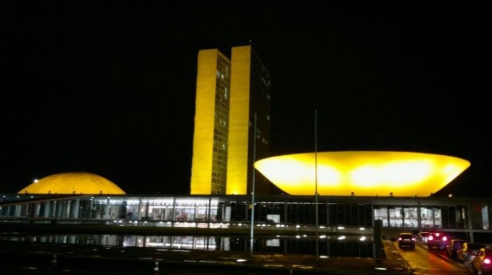 Congresso Nacional recebe iluminação amarela para alertar sobre a endometriose