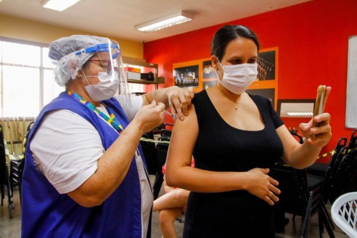Sancionada lei que prevê retorno das grávidas ao trabalho presencial após vacinação