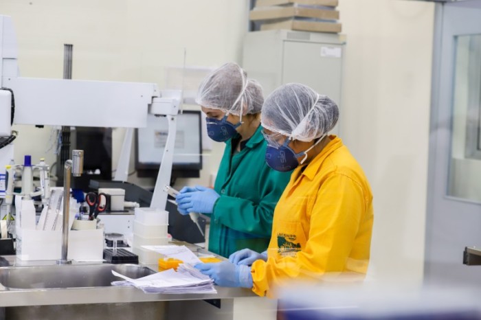 Dois anos de pandemia: Lacen ampliou rede de testagem e controle do vírus no Estado