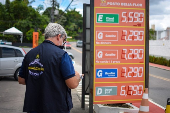 Procon-AM autua postos que registraram aumento no valor dos combustíveis