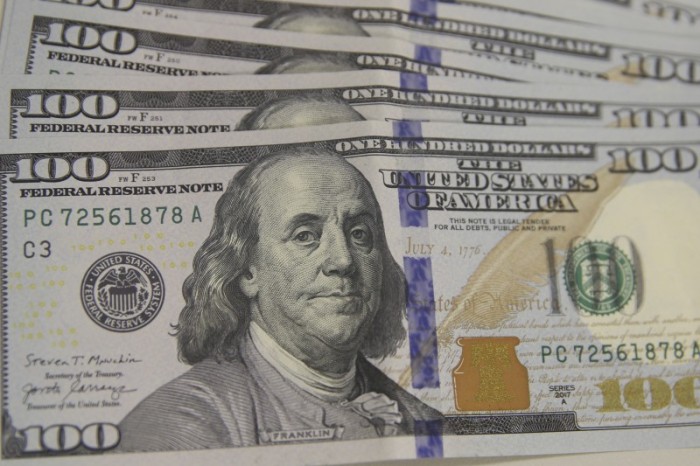 Dólar sobe para R$ 5,05, mas fecha semana em queda