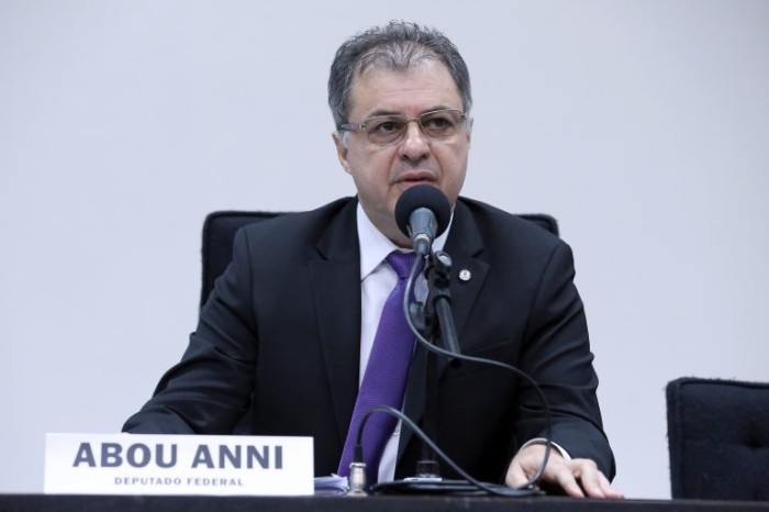Projeto estabelece piso salarial de R$ 3.800 para motorista de ônibus
