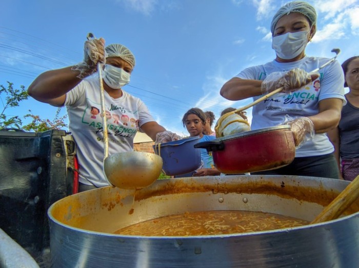 Secretaria de Assistência Social distribui de sopa e pães no bairro Paciência