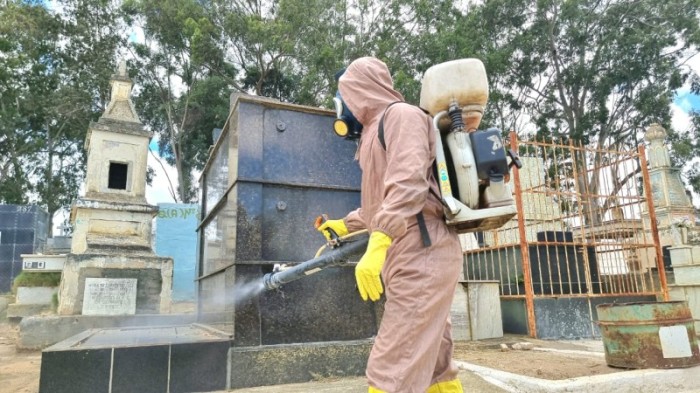 Trabalho de eliminação do Aedes aegypti em pontos estratégicos da cidade, como os cemitérios, é constante