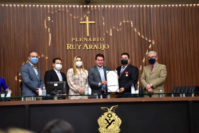 Professor José Augusto é homenageado com a Medalha Ruy Araújo