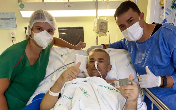 Paciente internado em UTI do HRC tem desejo de cortar o cabelo e fazer a barba realizado por enfermeira