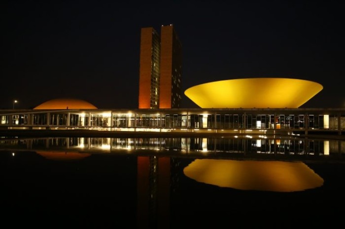 Congresso ganha iluminação amarela pelo Dia Mundial da Incontinência Urinária
