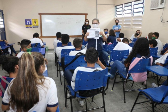 Secretaria de Educação e Sejusc levam palestras sobre gravidez na adolescência às escolas de Manaus