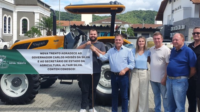 Secretaria da Agricultura entrega equipamentos agrícolas para Nova Trento