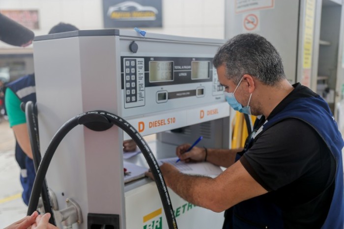 Procon fiscaliza postos de combustíveis para coibir abusos