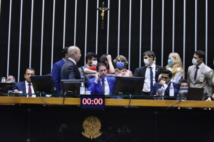 Congresso derruba vetos sobre verba do Fundeb e acesso de produtor rural a estoque de milho