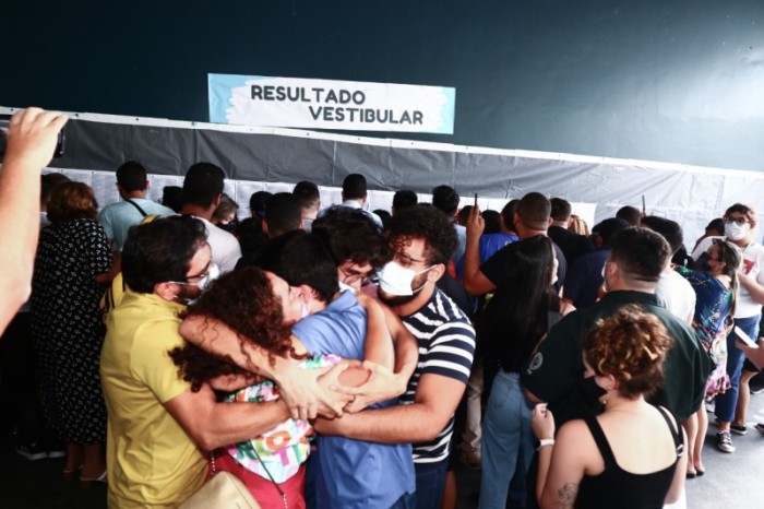 UEA retoma tradição e divulga resultado do vestibular e SIS de forma presencial