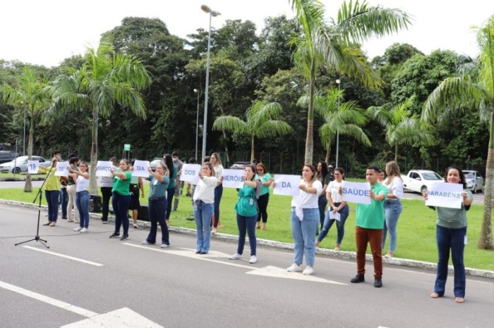 No Dia Estadual dos Heróis da Saúde, coral presta homenagem no Hospital Delphina Aziz