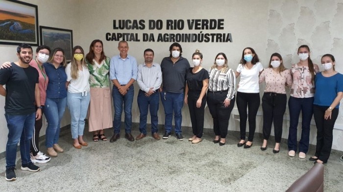 Novos médicos residentes são recepcionados pelo prefeito Miguel Vaz