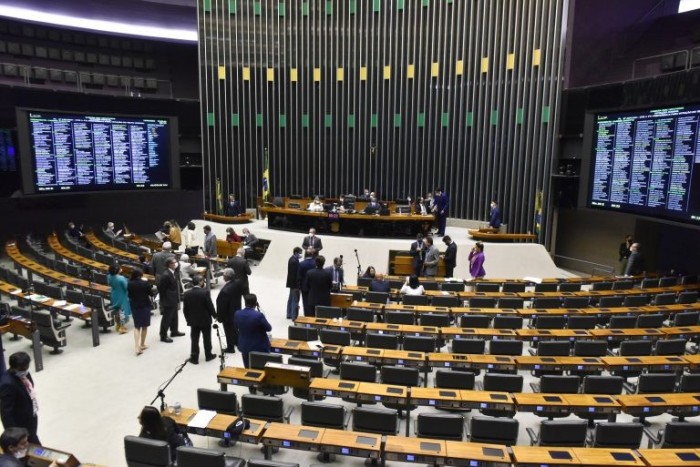 Deputados analisam mudanças do Senado a projeto sobre segurança de piscinas; acompanhe