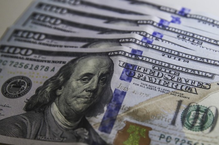 Dólar aproxima-se de R$ 4,90 e fecha no menor valor em nove meses
